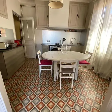 Ideal A A 100m De La Apartment
